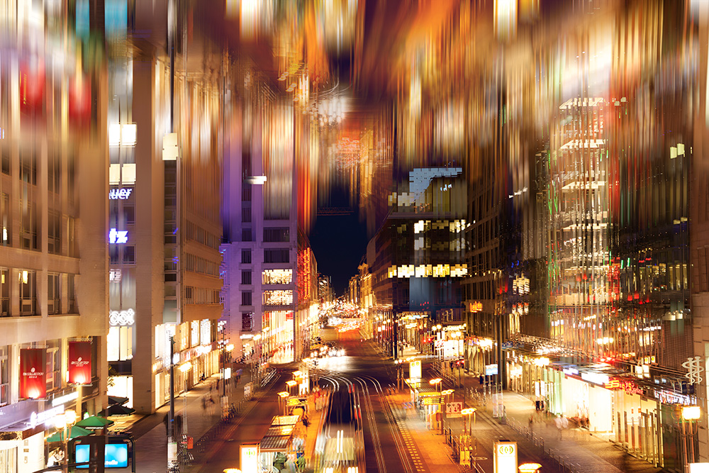 Papier peint photo - Vue nocturne floue d'une ville animée avec des bâtiments brillants et des lumières colorées