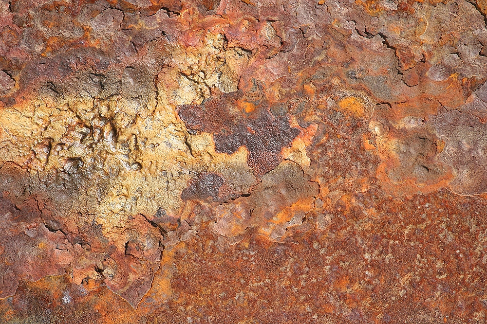 Papier peint photo - gros plan sur une surface métallique rouillée avec différentes nuances de brun et des textures détaillées