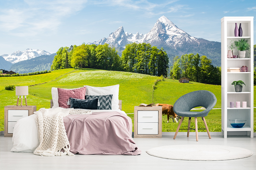 Papier peint photo - chambre avec papier peint d'un paysage alpin, prairies vertes et montagnes en arrière-plan