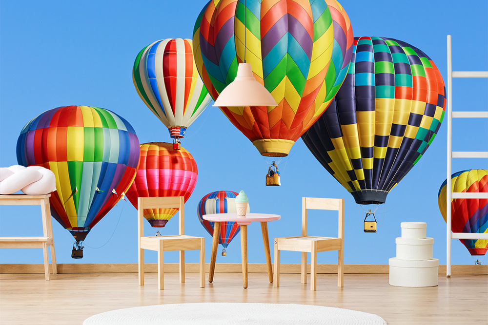 Papier peint photo - Des montgolfières vivantes flottent dans une pièce au décor lumineux avec le ciel bleu en toile de fond