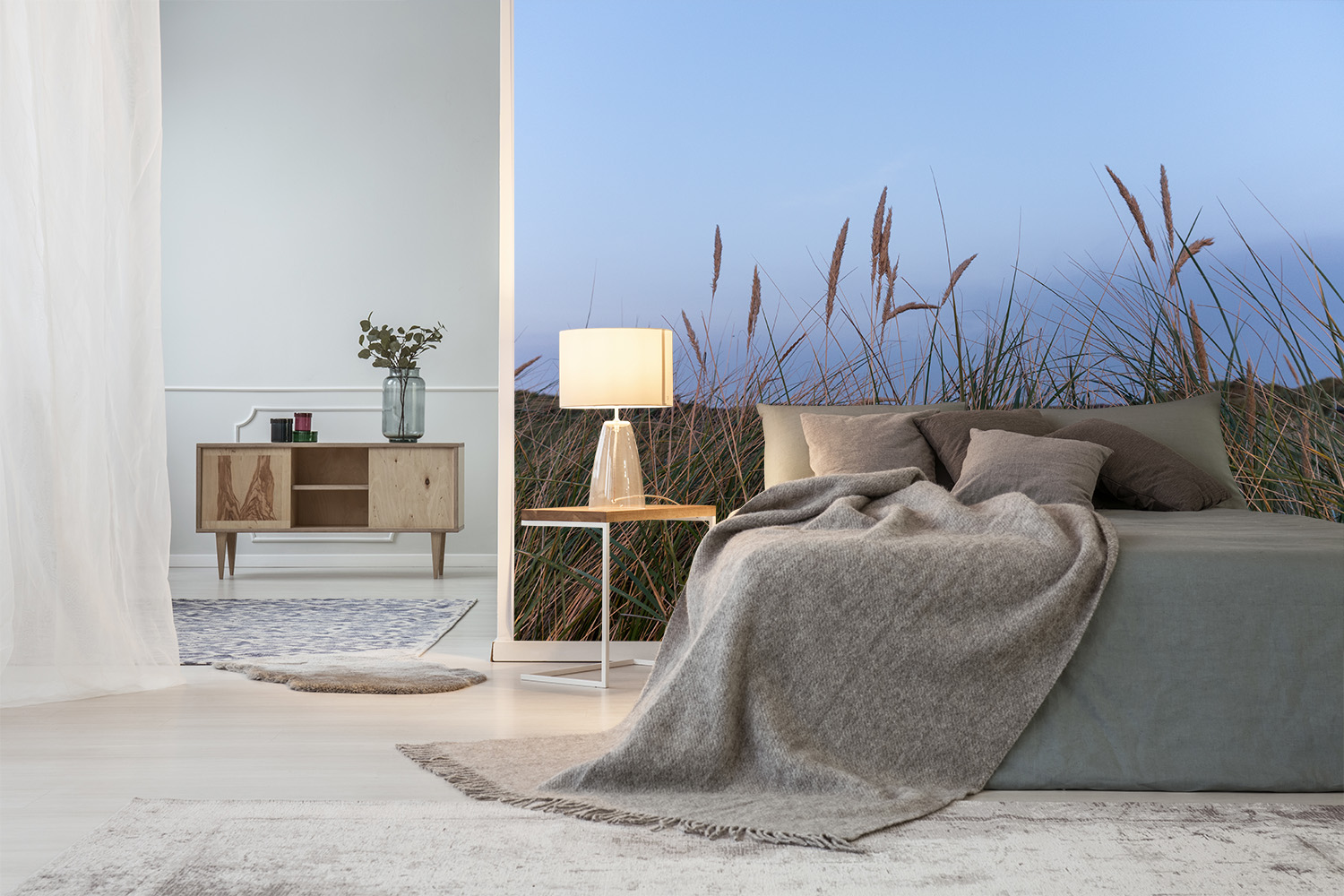 Papier peint photo - Chambre à coucher élégante avec un mur de motifs naturels, un lit avec un plafond gris et des meubles élégants.