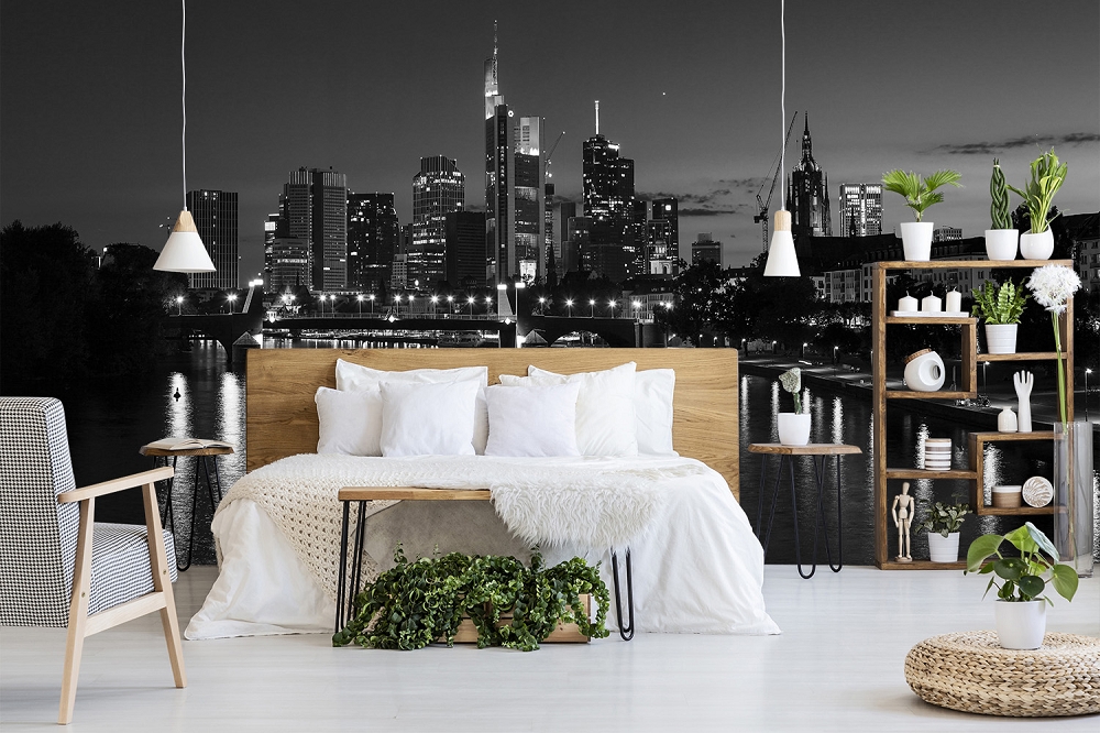 Papier peint photo - Chambre à coucher moderne avec papier peint noir et blanc de la ligne d'horizon de Francfort la nuit en arrière-plan, décorée avec des meubles et des plantes élégants