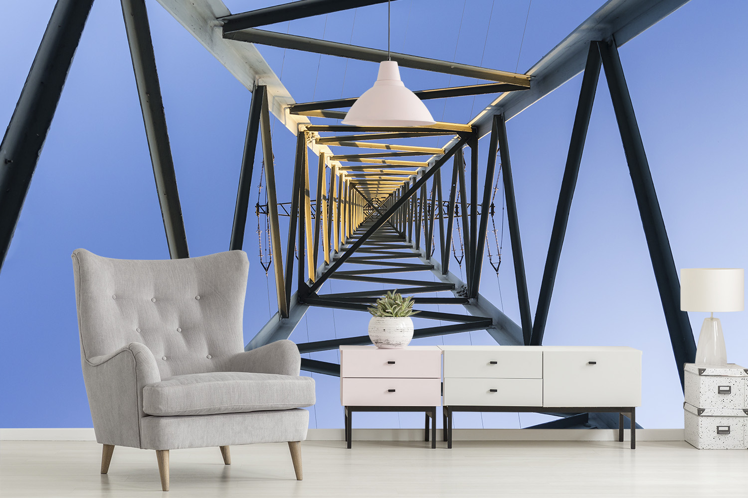 Papier peint photo - Salon confortable avec fauteuil gris et papier peint d'une puissante structure en acier contre un ciel bleu
