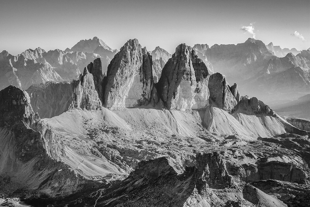 Papier peint photo - Panorama des Dolomites en noir et blanc avec des sommets marquants