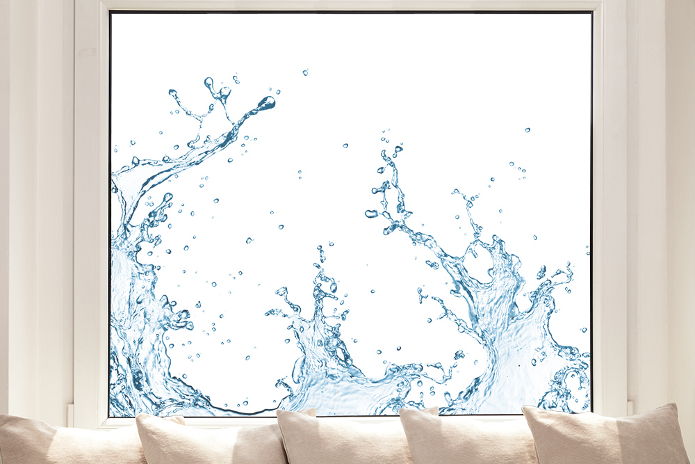Film pour fenêtre - Eau qui gicle dans un design élégant sur une fenêtre
