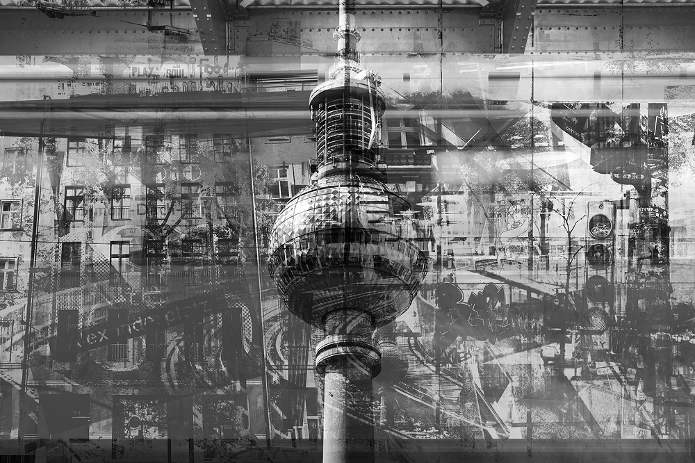 Papier peint photo - Représentation artistique de la tour de télévision de Berlin devant un paysage urbain en noir et blanc