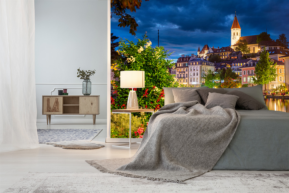 Papier peint photo - Chambre à coucher élégante avec motif urbain de nuit, lit et décor moderne