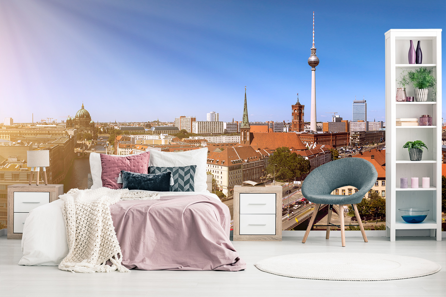 Papier peint photo - chambre à coucher avec vue sur la ligne d'horizon de Berlin, y compris la tour de télévision, intégrée à la décoration de la pièce