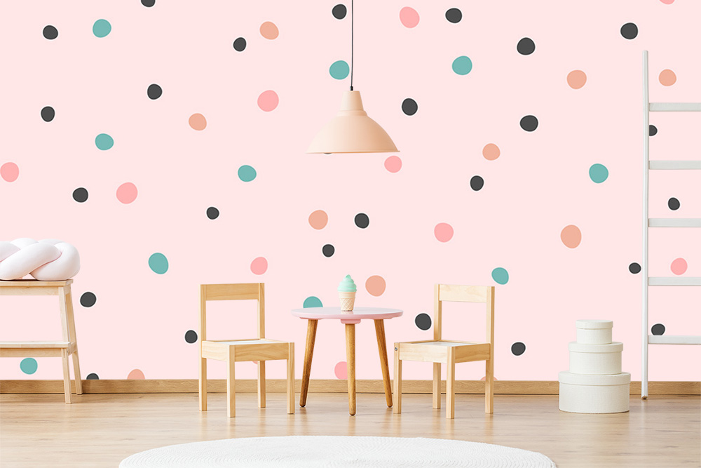 Papier peint photo - chambre d'enfant avec mur à pois colorés, meubles en bois et décoration