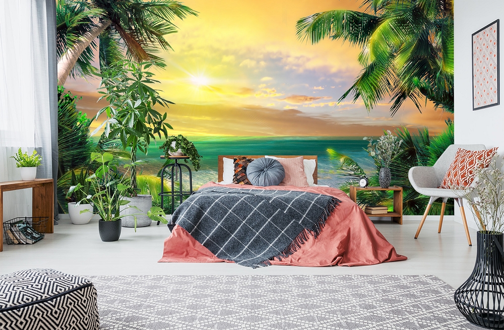 Papier peint photo - chambre à coucher avec un paysage de plage impressionnant, des palmiers et un coucher de soleil en arrière-plan