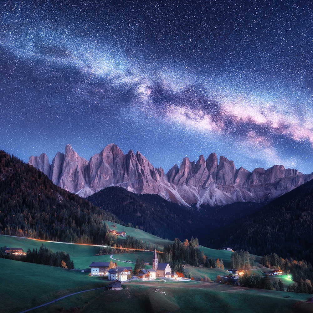 Papier peint photo - Spectaculaire voie lactée au-dessus des Dolomites et d'un village idyllique