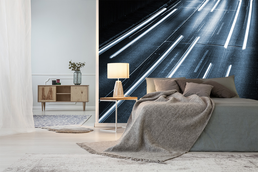 Papier peint photo - lit avec plafond dans une pièce avec un papier peint photo noir et blanc représentant une autoroute avec des traces de lumières