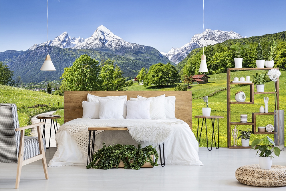 Papier peint photo - chambre avec vue sur les montagnes enneigées et les prairies vertes