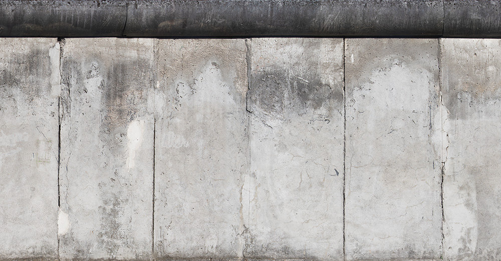 Papier peint photo - Détail d'un mur en béton usé par le temps avec des fissures et des traces d'usure visibles