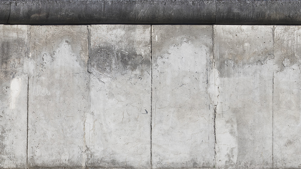 Papier peint photo - Détail d'un vieux mur en béton avec une surface érodée et l'empreinte du temps