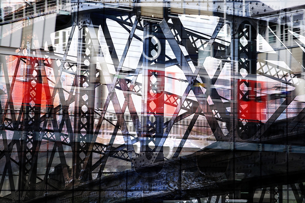 Papier peint photo - Construction détaillée d'un pont en acier avec un train qui passe dans un environnement urbain