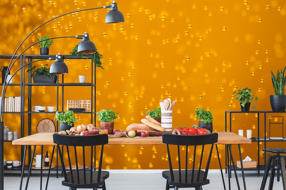 Papier peint photo - salle à manger avec table en bois et éclairage moderne devant un mur doré au motif pétillant