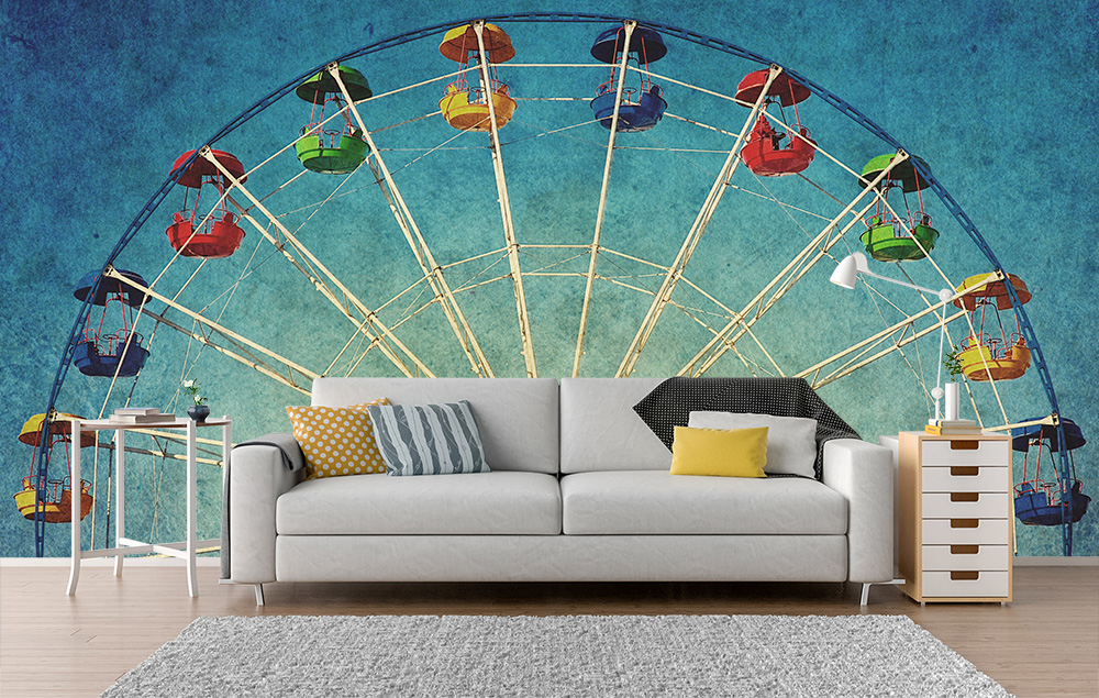 Papier peint photo - Un salon avec un grand papier peint coloré de grande roue qui crée un fond créatif et vivant