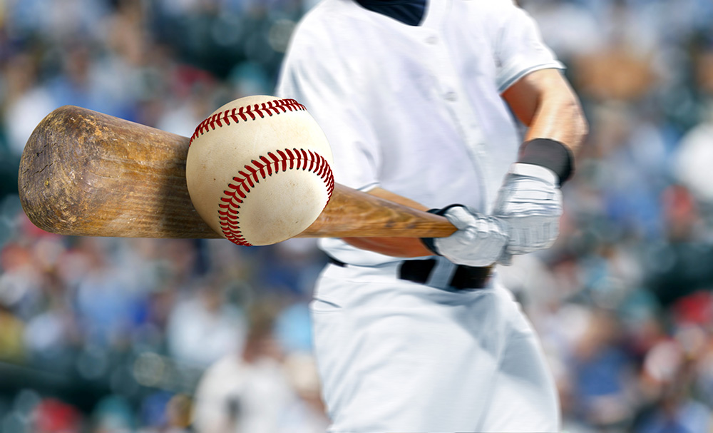 Papier peint photo - joueur de baseball frappe la balle avec sa batte, scène de jeu dynamique
