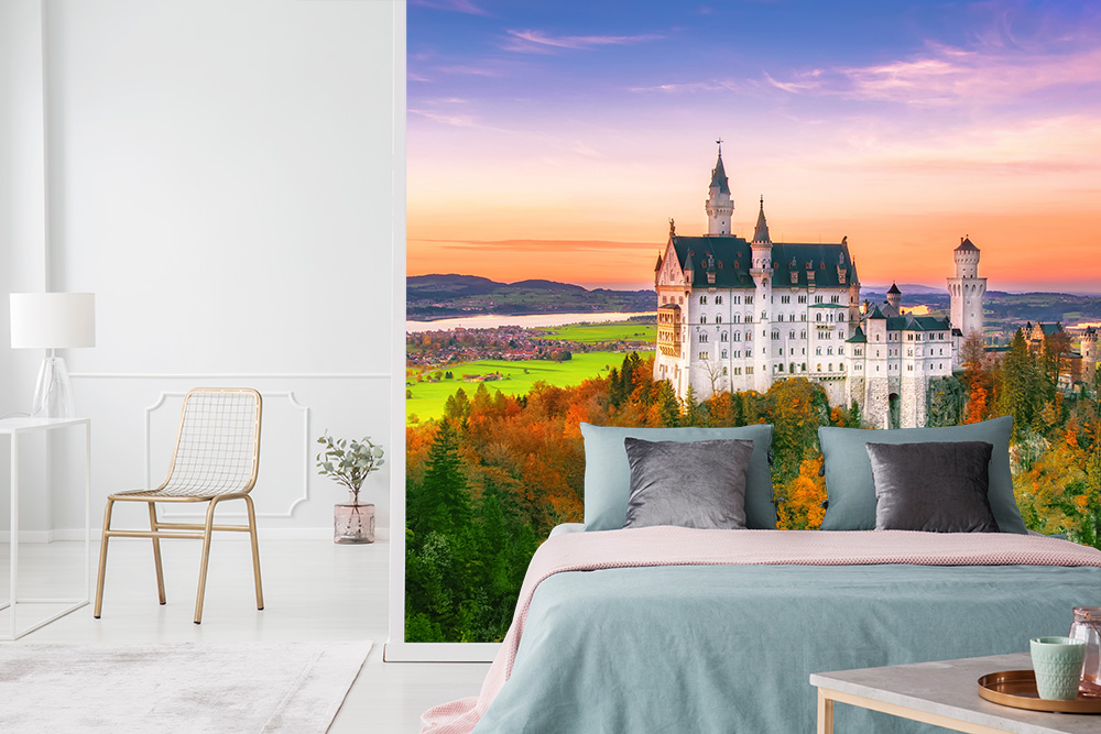 Papier peint photo - Château de Neuschwanstein au coucher du soleil avec des feuilles d'automne colorées en arrière-plan, idéal pour une décoration murale élégante