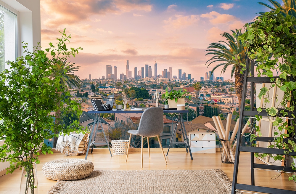 Papier peint photo - Appartement moderne avec vue sur la ligne d'horizon urbaine au coucher du soleil, décoré de plantes vertes et d'un mobilier élégant
