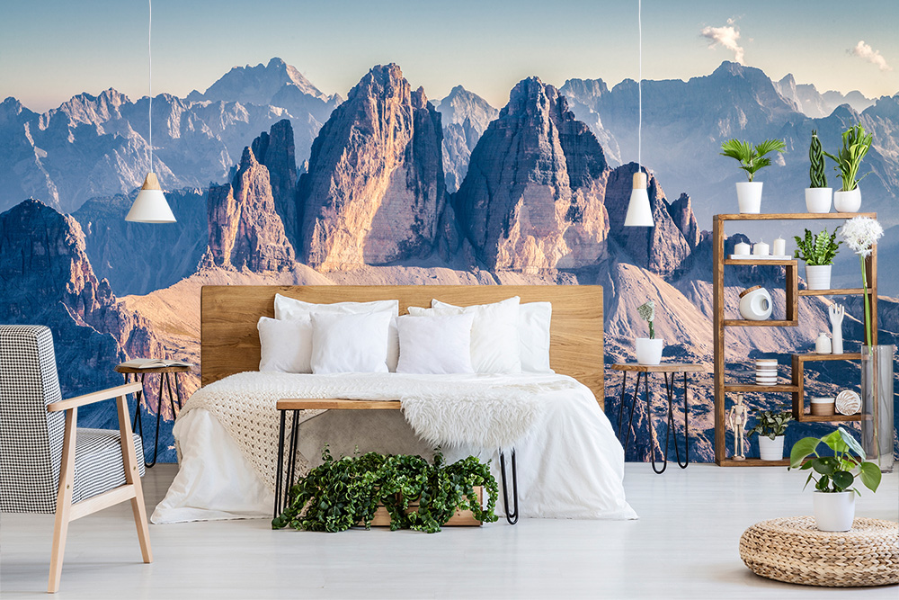Papier peint photo - Chambre à coucher élégamment décorée avec un panorama alpin en arrière-plan
