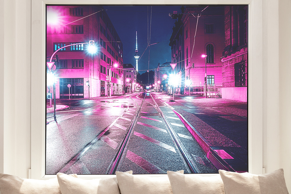 Film pour fenêtre - vue d'une rue de Berlin en violet